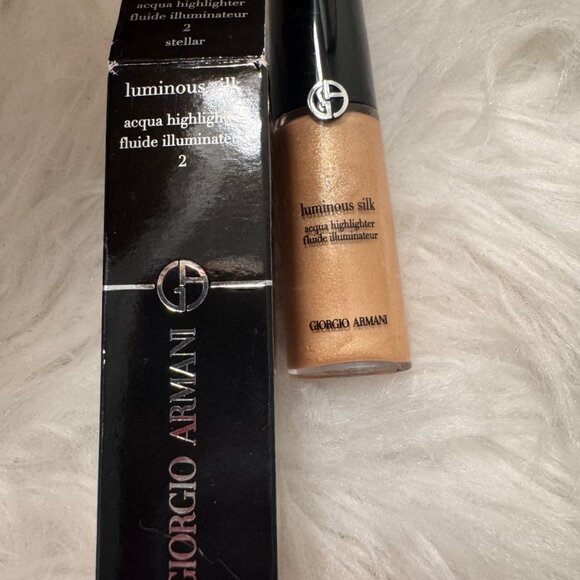 Armani Beauty  Luminous Silk Acqua Highlighter - Picture 2 of 5